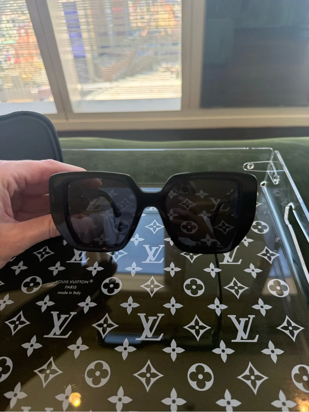 Gucci Black Square Logo-Arm Sunglasses